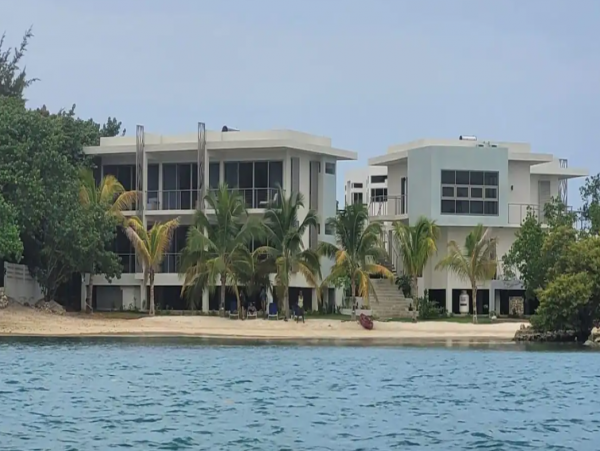 Luxury Vacation Rental with 10 Bedrooms Located on the Beach