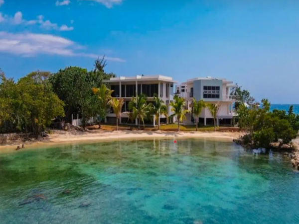 Luxury Vacation Rental with 10 Bedrooms Located on the Beach