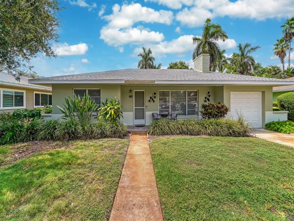 Lido Key Charming Vacation Home Sleeps 6 Close to Beach