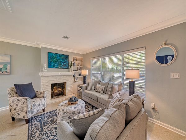 Lido Key Charming Vacation Home Sleeps 6 Close to Beach