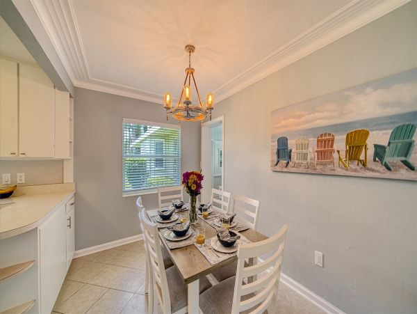 Lido Key Charming Vacation Home Sleeps 6 Close to Beach