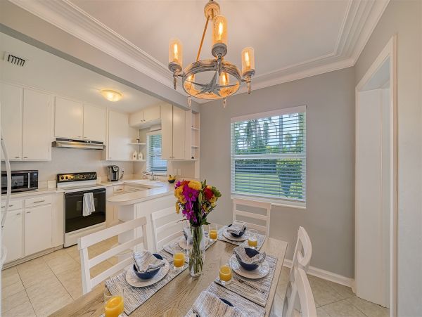 Lido Key Charming Vacation Home Sleeps 6 Close to Beach