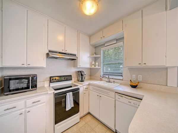 Lido Key Charming Vacation Home Sleeps 6 Close to Beach