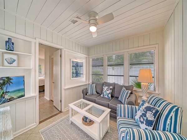 Lido Key Charming Vacation Home Sleeps 6 Close to Beach