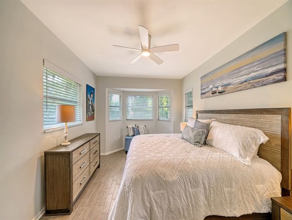 Lido Key Charming Vacation Home Sleeps 6 Close to Beach