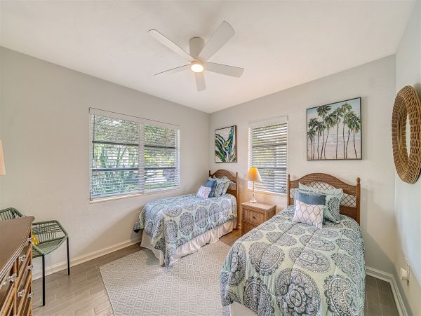 Lido Key Charming Vacation Home Sleeps 6 Close to Beach