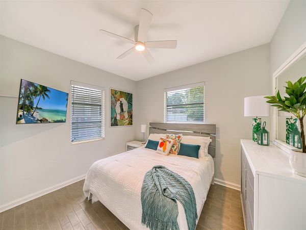 Lido Key Charming Vacation Home Sleeps 6 Close to Beach