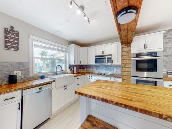 Canal-Front Vacation Home 3 Bedrooms in Oakland Park