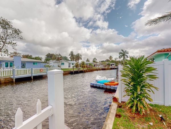 Canal-Front Vacation Home 3 Bedrooms in Oakland Park