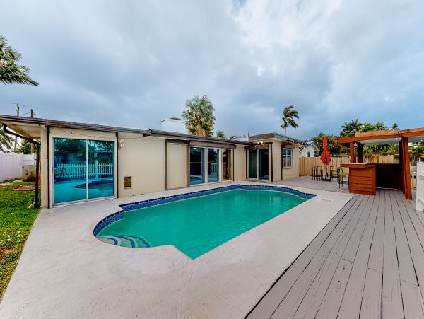 Canal-Front Vacation Home 3 Bedrooms in Oakland Park