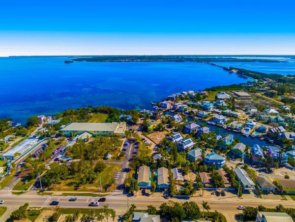 Canal-Front Vacation Home 3 Bedrooms in Oakland Park