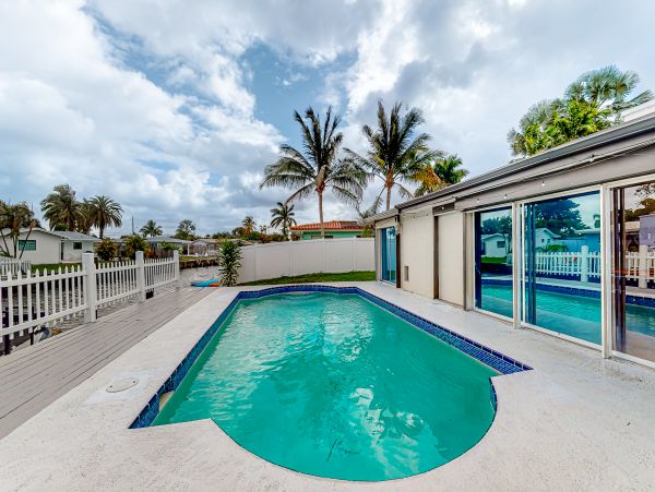 Canal-Front Vacation Home 3 Bedrooms in Oakland Park