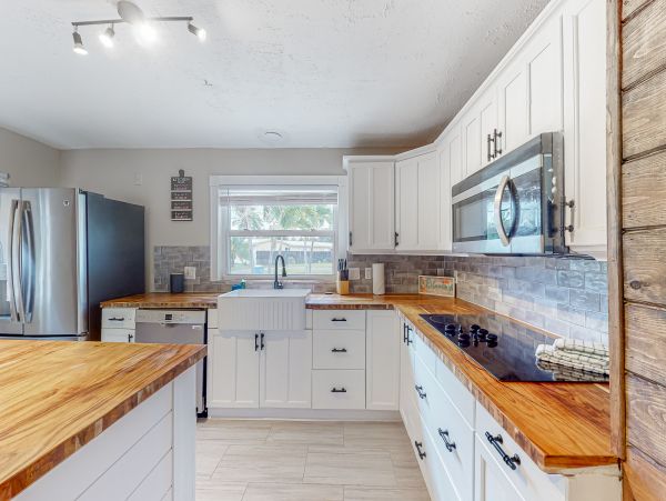 Canal-Front Vacation Home 3 Bedrooms in Oakland Park