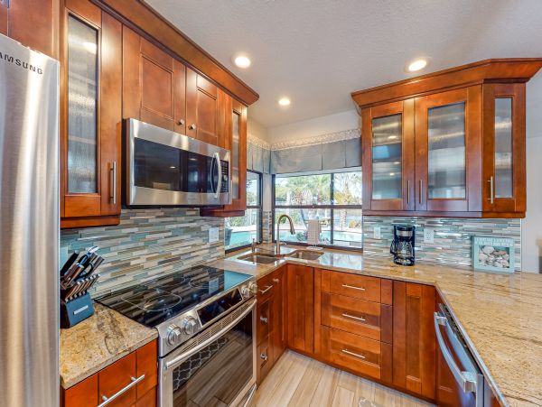 Waterfront 4 Bedroom Vacation Home in Seminole