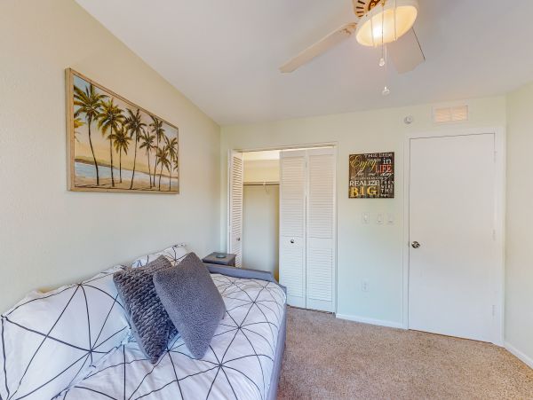 Waterfront 4 Bedroom Vacation Home in Seminole