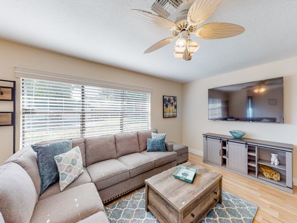 Waterfront 4 Bedroom Vacation Home in Seminole