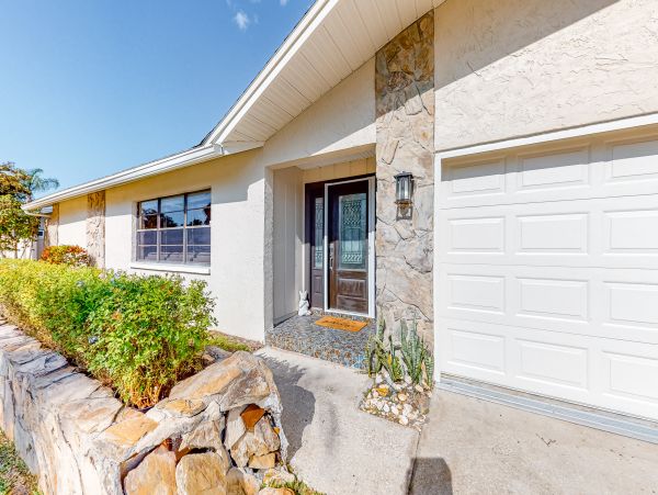 Waterfront 4 Bedroom Vacation Home in Seminole