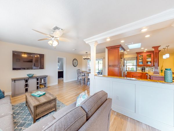 Waterfront 4 Bedroom Vacation Home in Seminole
