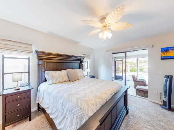 Waterfront 4 Bedroom Vacation Home in Seminole