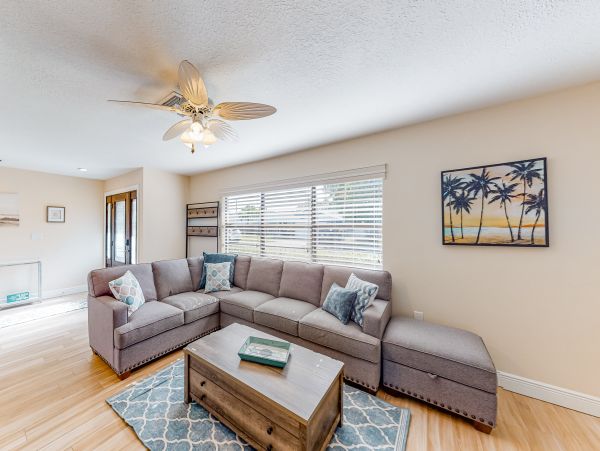 Waterfront 4 Bedroom Vacation Home in Seminole