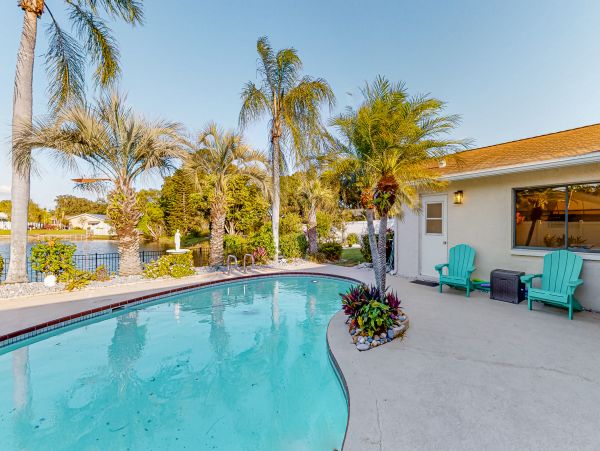 Waterfront 4 Bedroom Vacation Home in Seminole