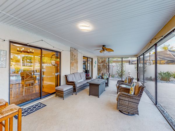 Waterfront 4 Bedroom Vacation Home in Seminole