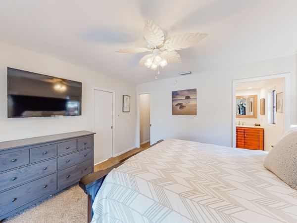 Waterfront 4 Bedroom Vacation Home in Seminole