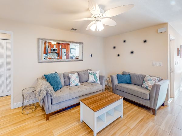Waterfront 4 Bedroom Vacation Home in Seminole