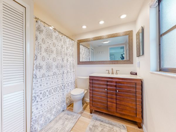 Waterfront 4 Bedroom Vacation Home in Seminole