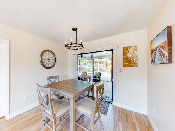 Waterfront 4 Bedroom Vacation Home in Seminole