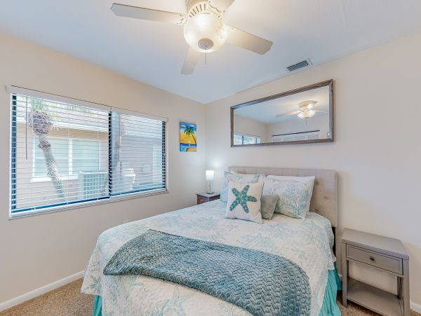 Waterfront 4 Bedroom Vacation Home in Seminole