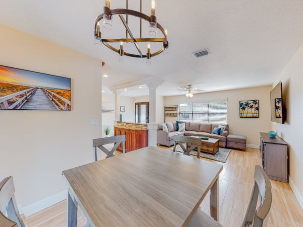 Waterfront 4 Bedroom Vacation Home in Seminole