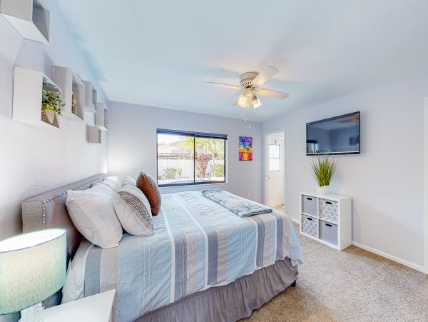 Waterfront 4 Bedroom Vacation Home in Seminole