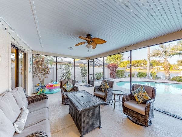 Waterfront 4 Bedroom Vacation Home in Seminole