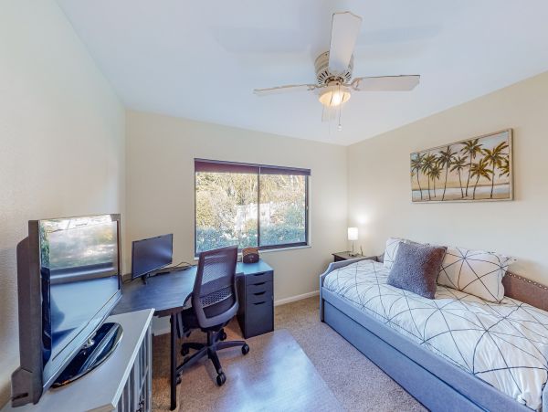 Waterfront 4 Bedroom Vacation Home in Seminole
