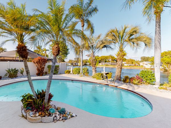 Waterfront 4 Bedroom Vacation Home in Seminole