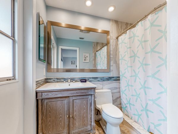 Waterfront 4 Bedroom Vacation Home in Seminole