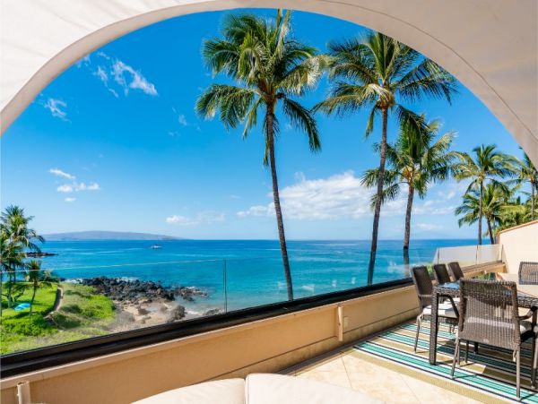 Oceanfront Vacation Condo in Kihei Sleeps 10 Guests