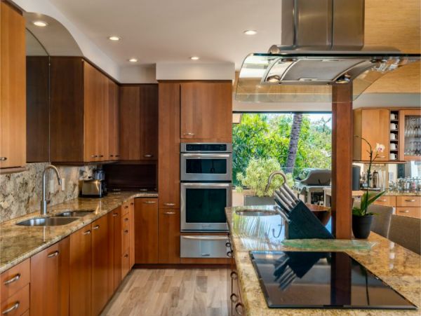 Oceanfront Vacation Condo in Kihei Sleeps 10 Guests
