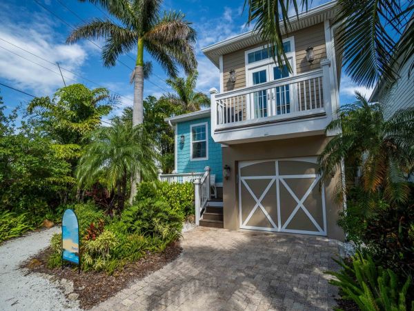 Holmes Beach Vacation Home Three Bedroom Walk to Beach
