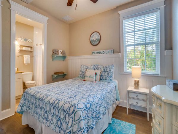 Holmes Beach Vacation Home Three Bedroom Walk to Beach