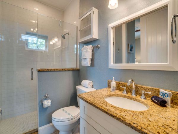 Holmes Beach Vacation Home Three Bedroom Walk to Beach