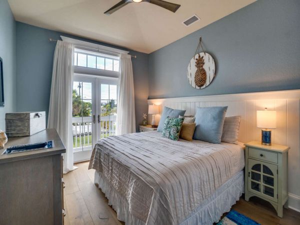 Holmes Beach Vacation Home Three Bedroom Walk to Beach