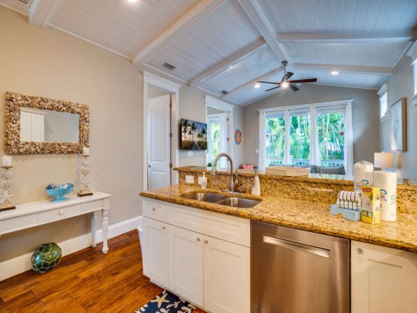 Holmes Beach Vacation Home Three Bedroom Walk to Beach