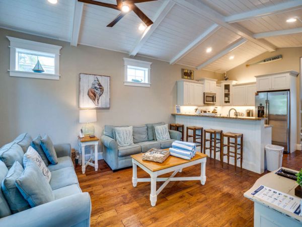 Holmes Beach Vacation Home Three Bedroom Walk to Beach