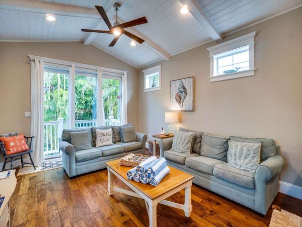 Holmes Beach Vacation Home Three Bedroom Walk to Beach