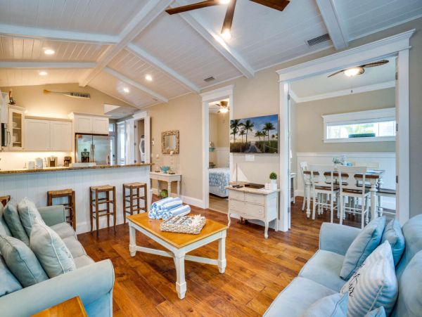 Holmes Beach Vacation Home Three Bedroom Walk to Beach