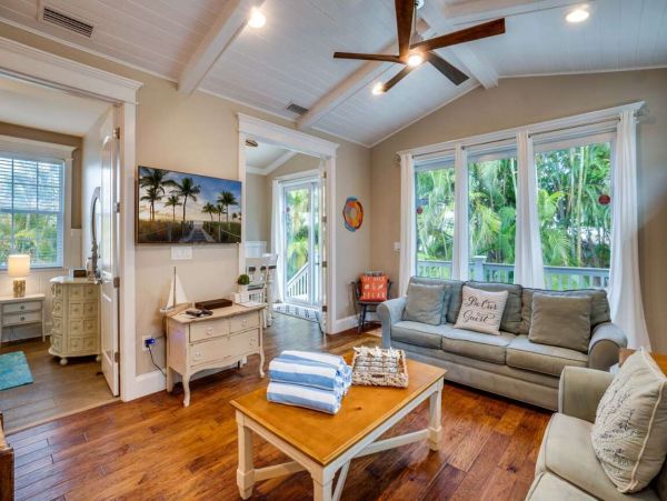 Holmes Beach Vacation Home Three Bedroom Walk to Beach