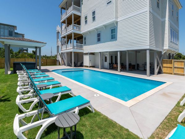 Luxury Vacation Pool Home in Salvo Close to Beach
