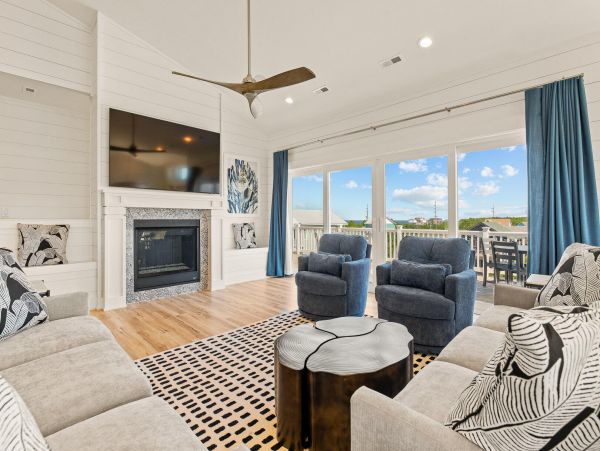 Luxury Vacation Pool Home in Salvo Close to Beach